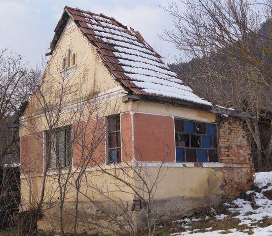 Ein halb eingeschtürztes haus in Herepea, Rumänien